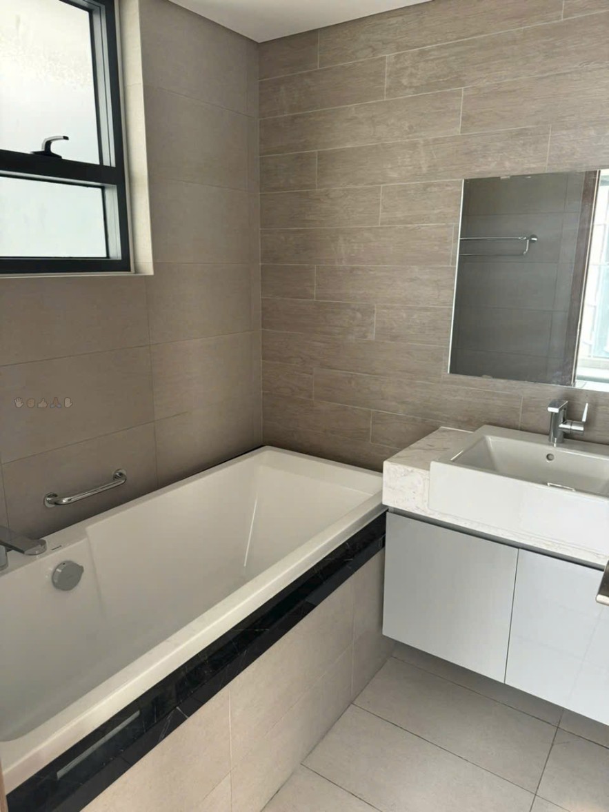 Toilet căn hộ 104m2 3 ph&ograve;ng ngủ, 2 vệ sinh